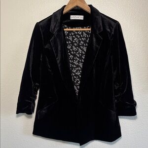 Petal & Pup Vera Velvet Blazer Black Size Medium | minimal | capsule wardrobe |